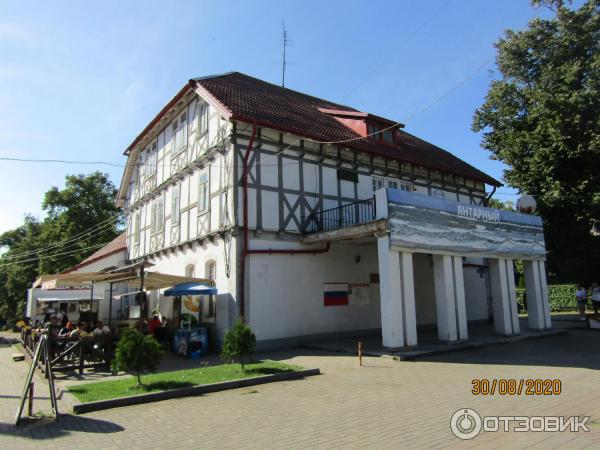 код янтарного калининградской области. 31886 50386664. код янтарного калининградской области фото. код янтарного калининградской области-31886 50386664. картинка код янтарного калининградской области. картинка 31886 50386664. Здравствуйте! Сегодня, в продолжение моих воспоминаний об отдыхе в самом западном регионе нашей страны, в Калининградской области, хотелось бы рассказать об одном из приморских городков, которые довелось посетить, об Янтарном. Иногда его называют и посёлком, всё таки население его составляет всего-то пять с половиной тысяч жителей. Но, впрочем, я думаю, это не так и принципиально. Я уже рассказывал об отдельных достопримечательностях Янтарного, сегодня же, что называется, обобщающий отзыв.