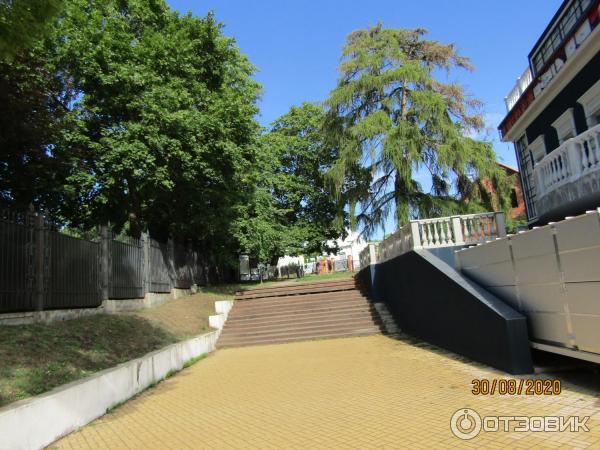 код янтарного калининградской области. 31886 75381906. код янтарного калининградской области фото. код янтарного калининградской области-31886 75381906. картинка код янтарного калининградской области. картинка 31886 75381906. Здравствуйте! Сегодня, в продолжение моих воспоминаний об отдыхе в самом западном регионе нашей страны, в Калининградской области, хотелось бы рассказать об одном из приморских городков, которые довелось посетить, об Янтарном. Иногда его называют и посёлком, всё таки население его составляет всего-то пять с половиной тысяч жителей. Но, впрочем, я думаю, это не так и принципиально. Я уже рассказывал об отдельных достопримечательностях Янтарного, сегодня же, что называется, обобщающий отзыв.