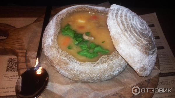 Пивной ресторан Чешская пивница Pitnica Воронеж суп-гуляш в хлебе