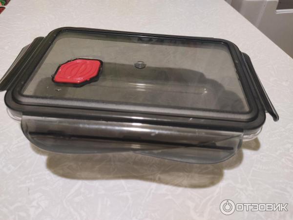 Открытый контейнер в магните с косметикой для рабочих обедов самый идеальный вариант