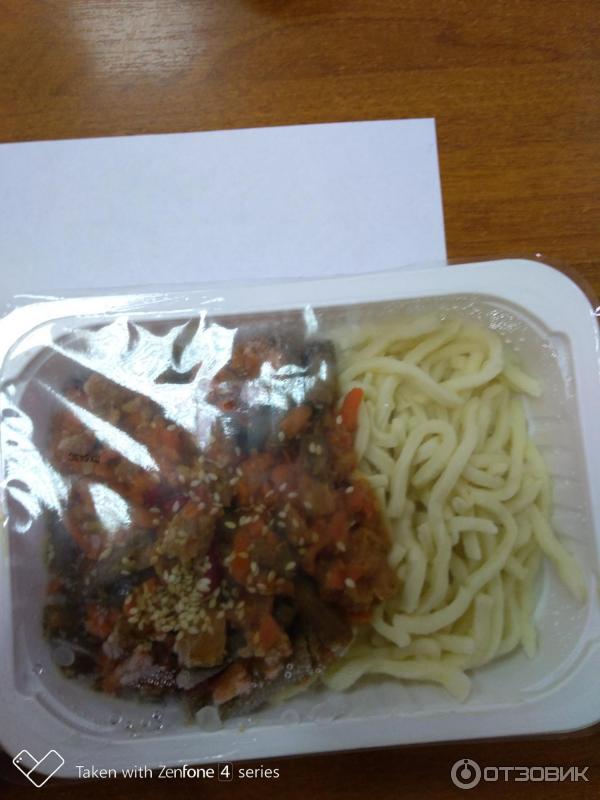 Лапша с курицей в соусе хойсин. Лапша с курицей в соусе хойсин. Лапша в устричном соусе глаобед. Лапша с курицей в соусе хойсин. Рестория лапша.