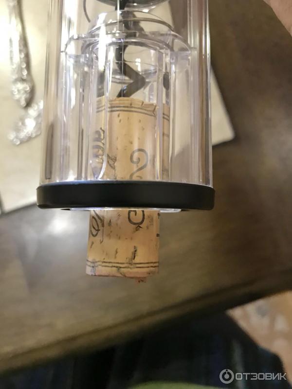 Вытаскиваем пробку из аппарата.