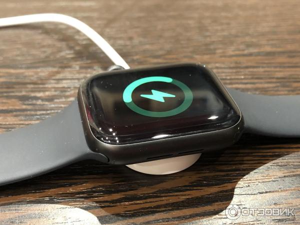 Apple Watch 38 мм на женской руке