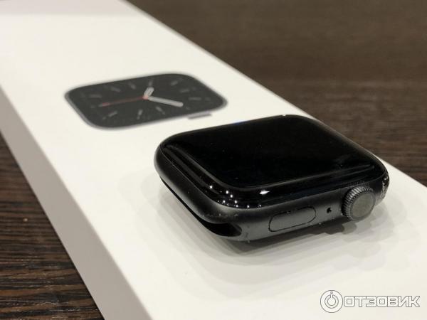 Apple Watch 38 мм на женской руке