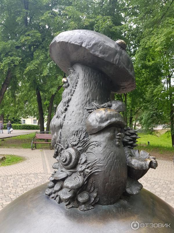 Sochařství Houby s očima. Pohledy z různých úhlů.