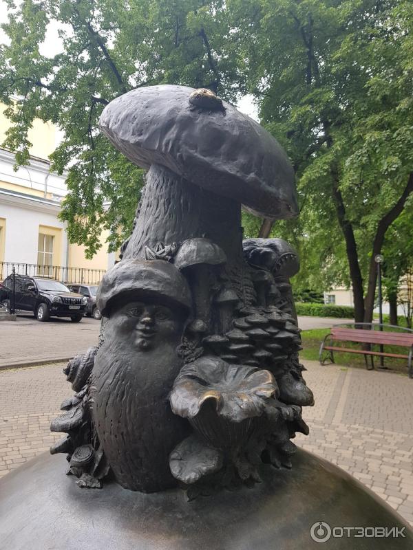 Sochařství Houby s očima. Pohledy z různých úhlů.