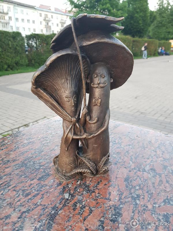 Zamilovaný pár na náměstí Divadlo