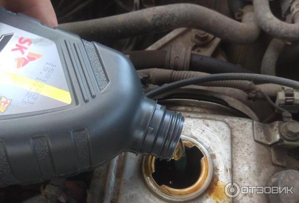 Заливаем в авто моторное масло ZIC X7 LS 10w40