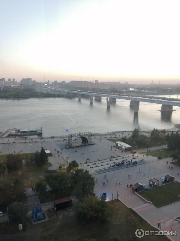 Колесо обозрения на набережной (Россия, Новосибирск) фото
