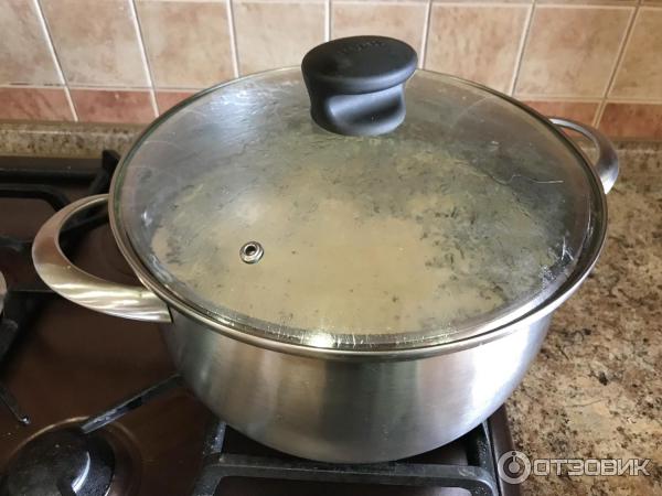 пена при варке мяса. варить 10. кипящая вода в кастрюле. налить воду в кастрюлю. нормально при варки одуванчиков коричневая вода.