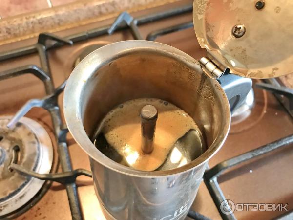 Процесс наполнения чайника.