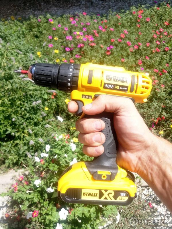 Аккумуляторная ударная дрель-шуруповерт DeWALT DCD776S2 фото