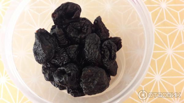 чернослив и курага. замочить сухофрукты. чернослив. слива черная. слива для сушки на чернослив.