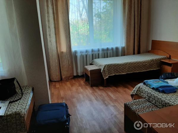 Номер хоть и рассчитан на троих, но заселяют по два человека.