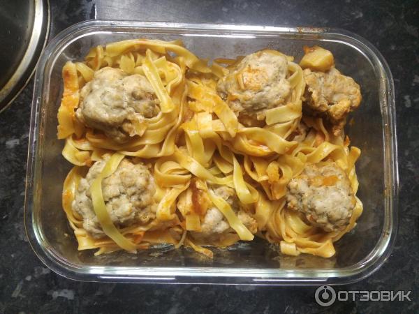 Открытый контейнер в магните с косметикой для рабочих обедов самый идеальный вариант