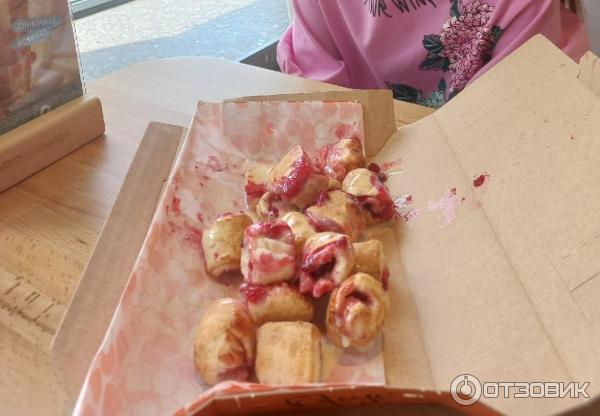 Бруслетки додо. Бруслетики. Рулетики из додо с брусникой. Рулетики с брусникой додо. Додо пицца рулетики с корицей.