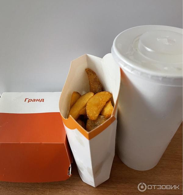 русский бургер. вкусно и точка внутри ресторана. вкусно и точка еда. рюкзак вкусно и точка. вкусно и точка.