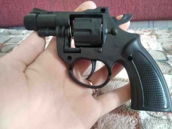 игрушечный пистолет в руке