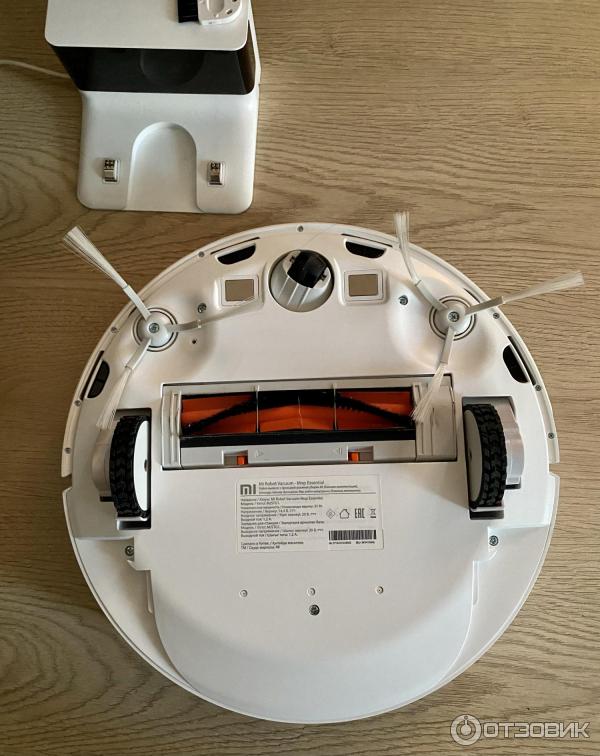 Обратная сторона робота-пылесоса Xiaomi Mi Robot Vacuum-Mop Essential