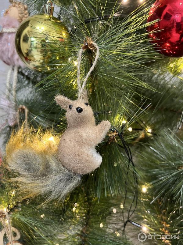 фикс прайс белочка. ёлка в фикс прайсе за 200. висячие игрушки на елку в виде елки. очень маленькая елка. белка из фикс прайса.