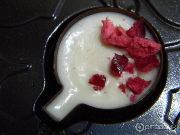 шоколадные конфеты с женьшенем и брусникой. конфеты пралине счастье. новогодние подарки на 2023 год. конфеты столичные штучки 104 гр малиновый мусс. сибирский кедр мармелад ягодень 150г в шок глазури.