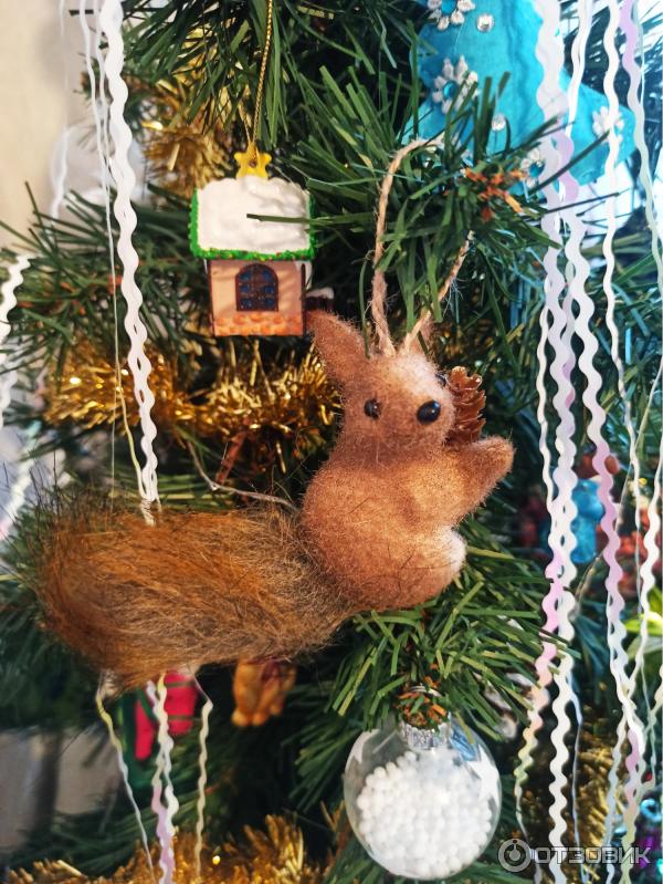 игрушка с колокольчиками из фикс прайс. белка на ветке из фикс прайса. фикс прайс фигурки. фикс прайс белочка. висячие игрушки на елку в виде елки.