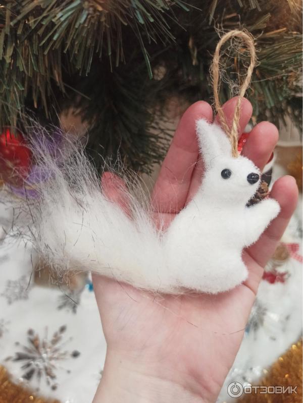ёлка в фикс прайсе за 200. фикс прайс белки на елку. висячие игрушки на елку в виде елки. елочное украшение белочка на ветке. мышь новогодняя fix price.