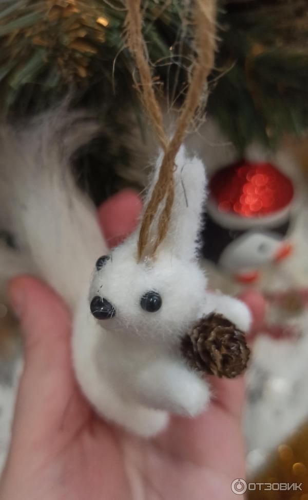 фикс прайс украшение не пушистой елки. белка фикс прайс. декорация белка фикс прайс. игрушечная обкуренная белка. белочка ашан игрушка.
