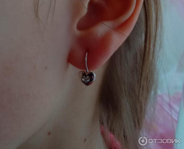 Серьги серебряные с фианитом. проба 925. Золотые узоры