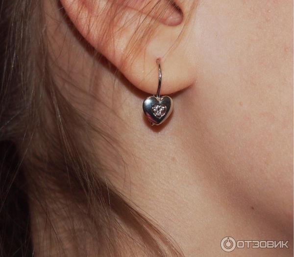 Серьги серебряные с фианитом. проба 925. Золотые узоры