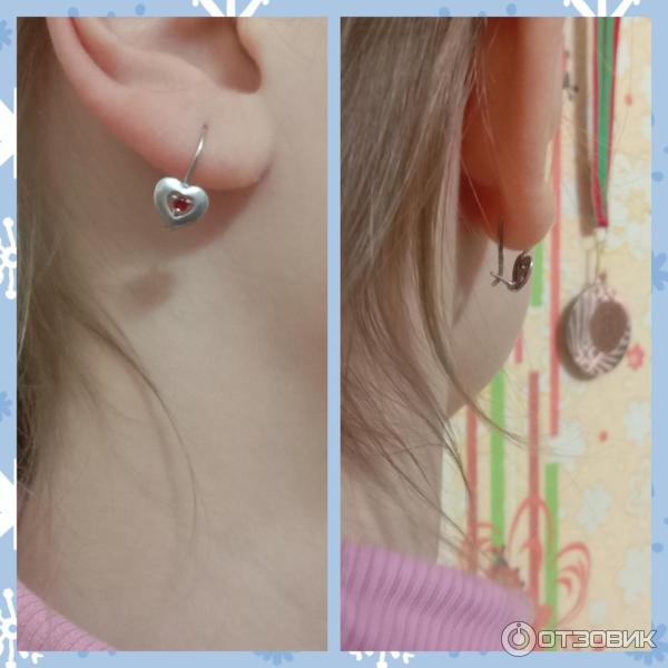Серебряные серьги с фианитом. Проба 925. Золотые узоры