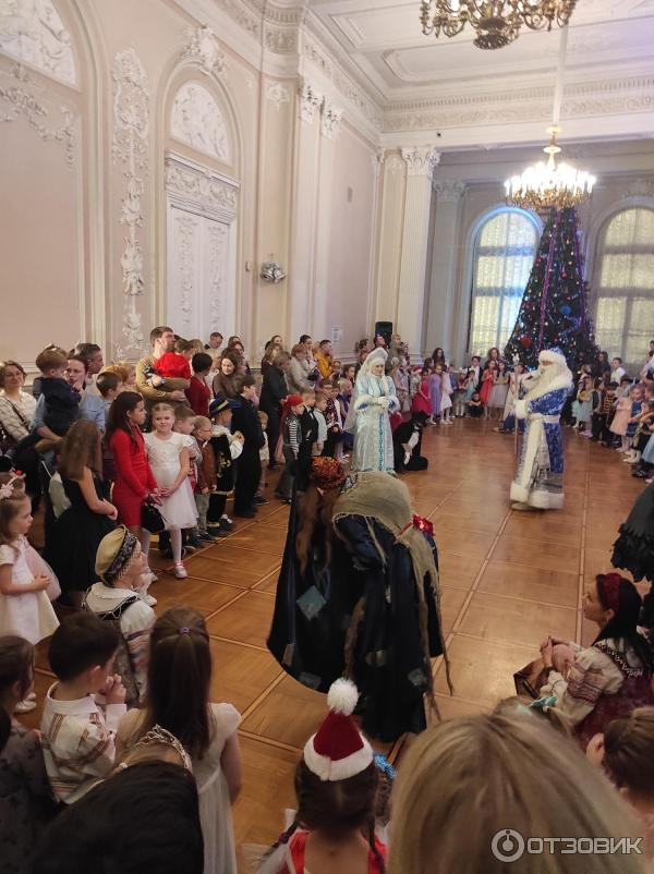 новогодняя елка во дворце. царская елка в николаевском дворце. царская елка в николаевском дворце. константиновский дворец санкт петербург елки. елка в николаевском дворце в спб.