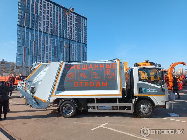 Отзыв о Выставка специализированной техники около ТРЦ "Остров мечты ...