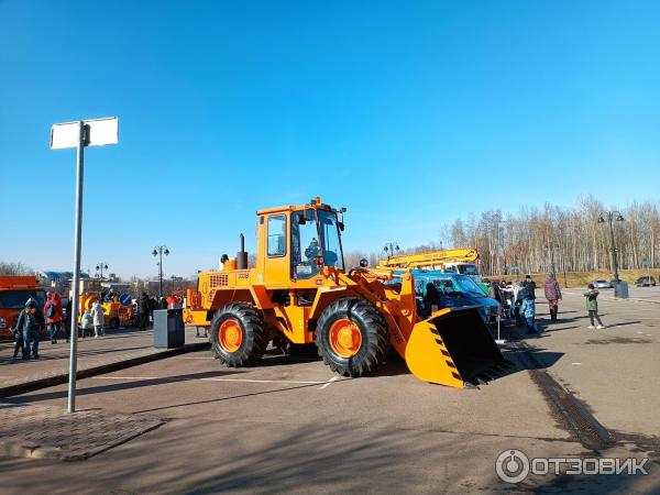Отзыв о Выставка специализированной техники около ТРЦ "Остров мечты ...